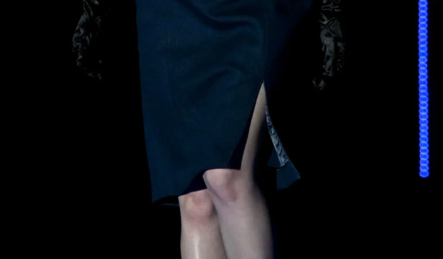 【堀未央奈】デニムドレスで美脚&美ウエスト披露